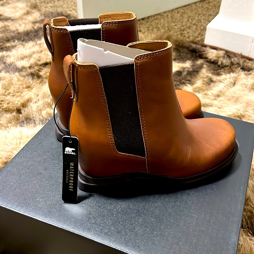Brand new in box, never been worn Sorel  “Joan of Arctic” Wedge III Chelsea